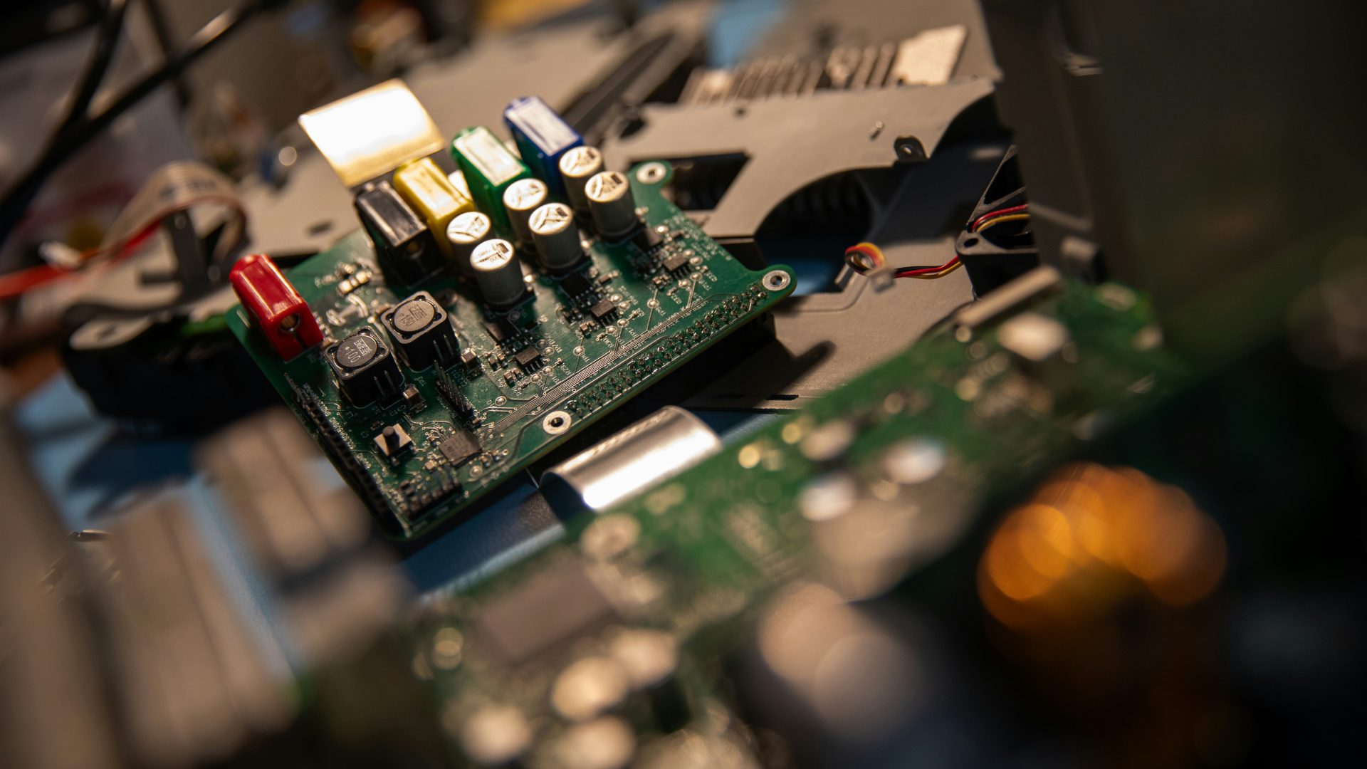 Gros plan sur une carte mère d'ordinateur avec de nombreux fils.