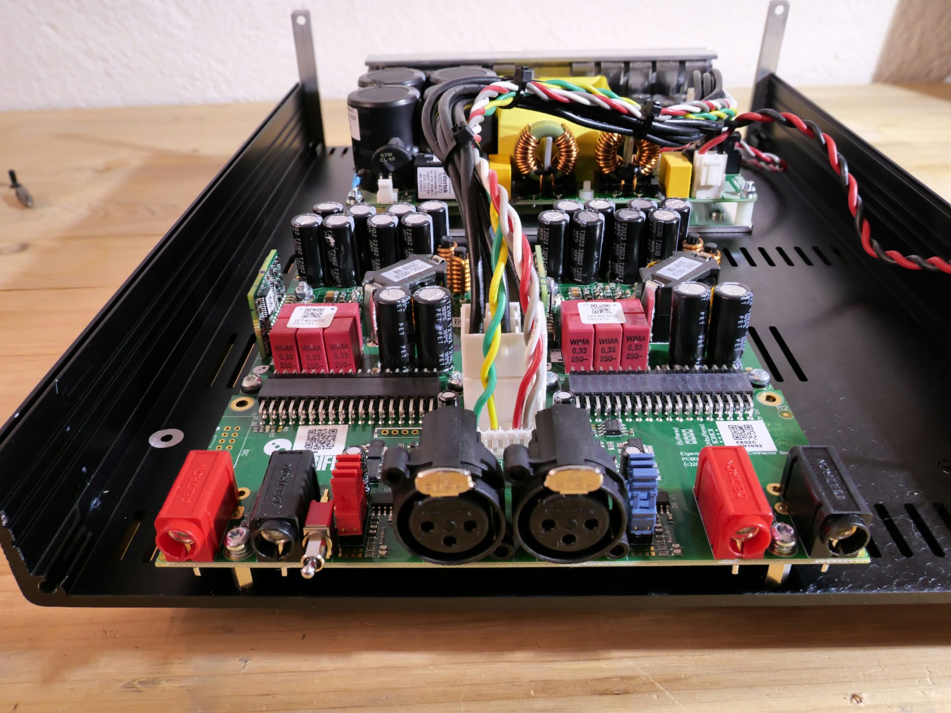 Eine Nahaufnahme einer elektronischen Platine auf einem Tisch.