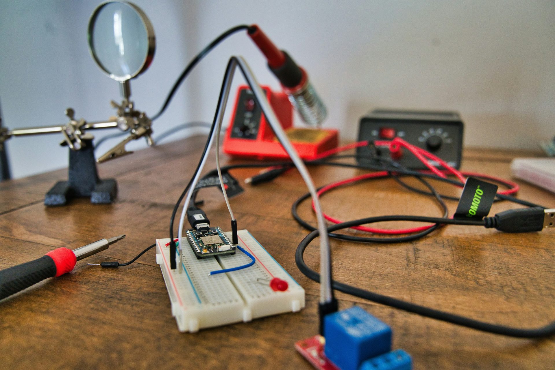 weiße und blaue elektronische Konsole mit schwarzem Multimeter