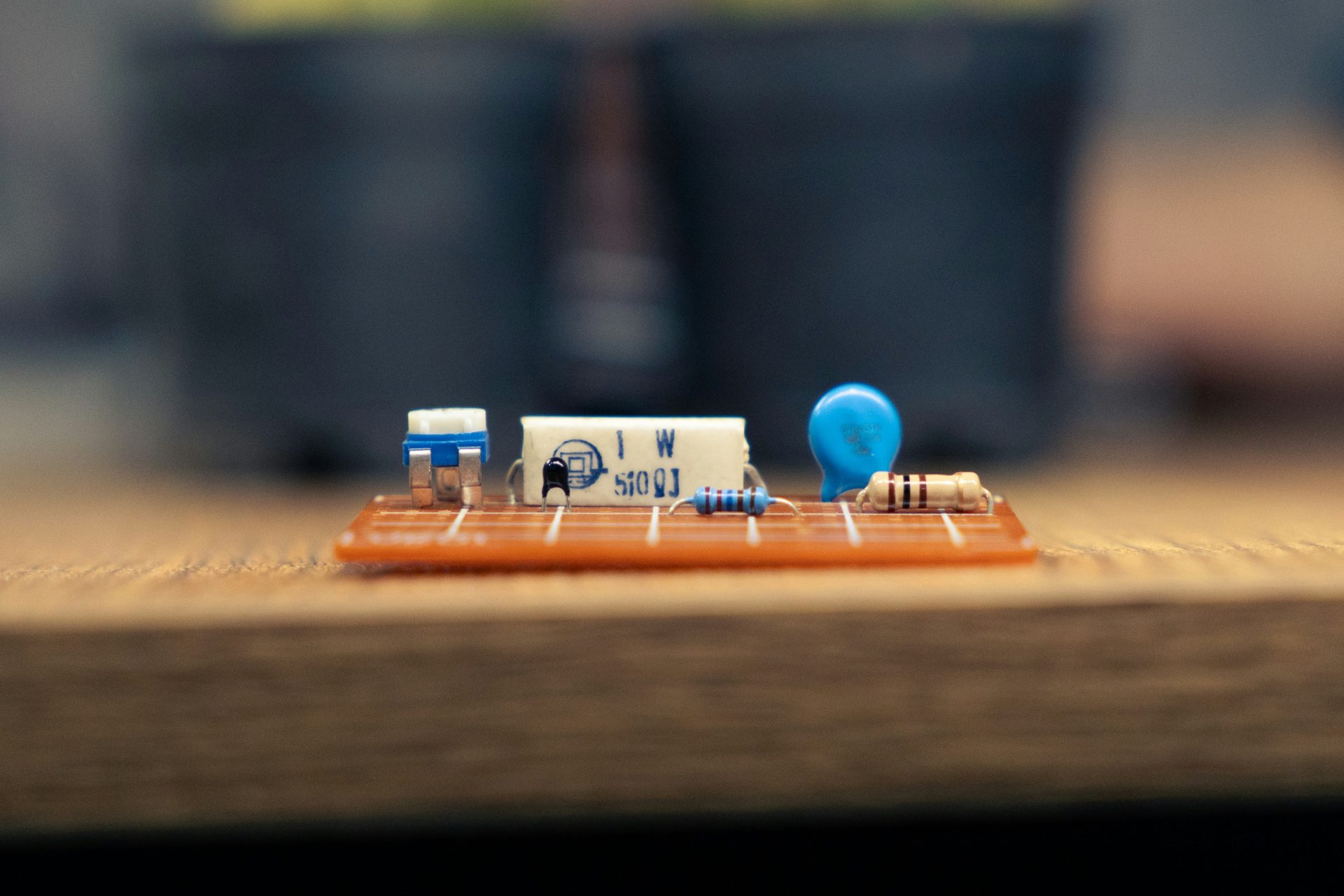 Elektronische Bauteile auf einer Leiterplatte