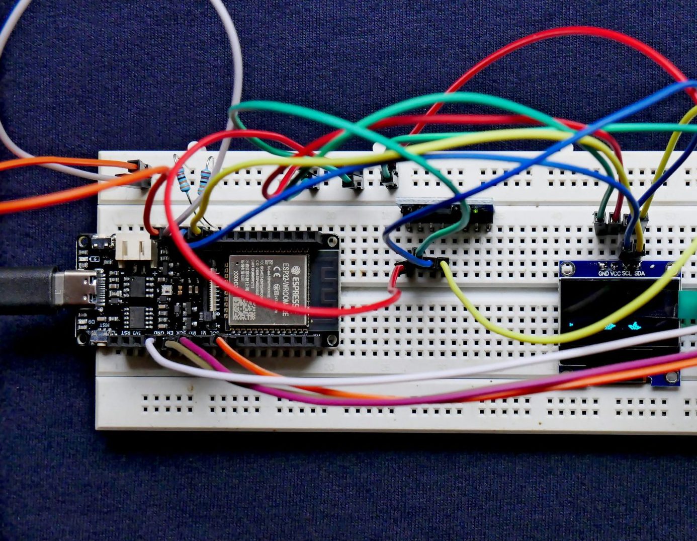 Eine weiße Tafel mit vielen daran befestigten Kabeln.